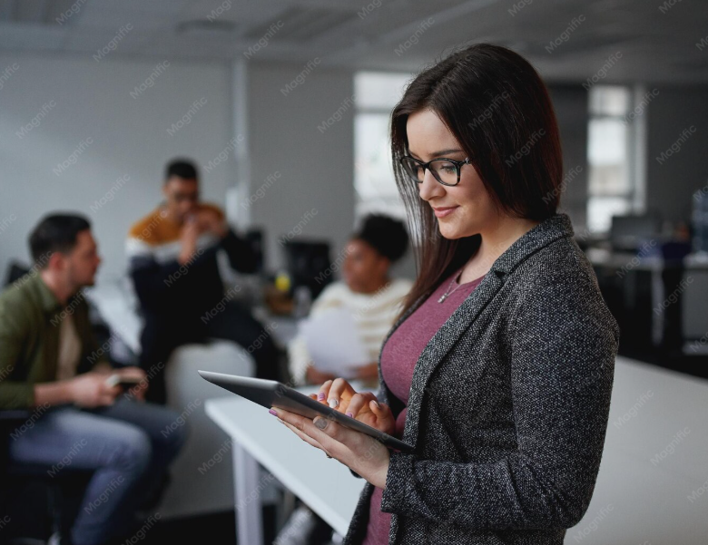 Docente utilizando una tablet durante una capacitación